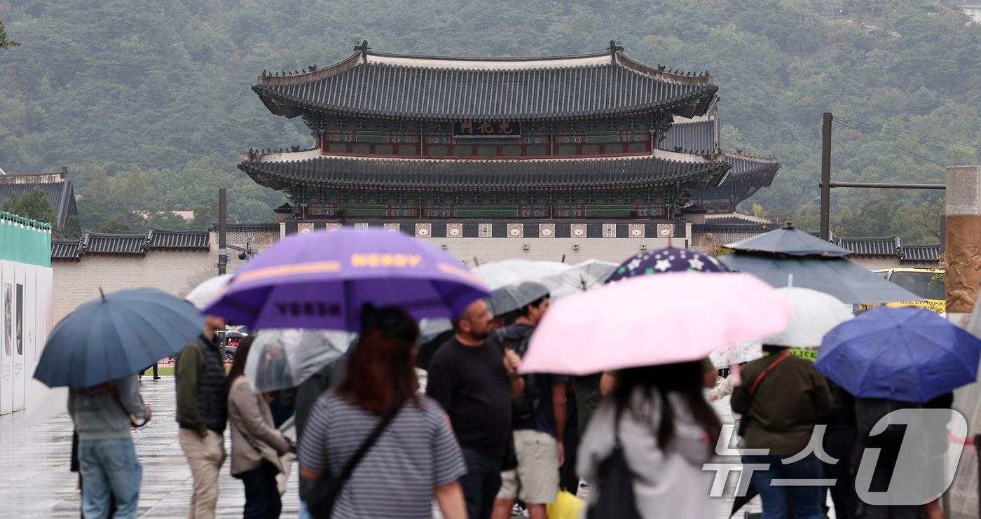 추석 연휴가 끝난 지난 10일 서울 종로구 광화문광장에서 시민들이 우산을 쓴 채 발걸음을 옮기고 있다. 2025.10.10/뉴스1 ⓒ News1 김성진 기자