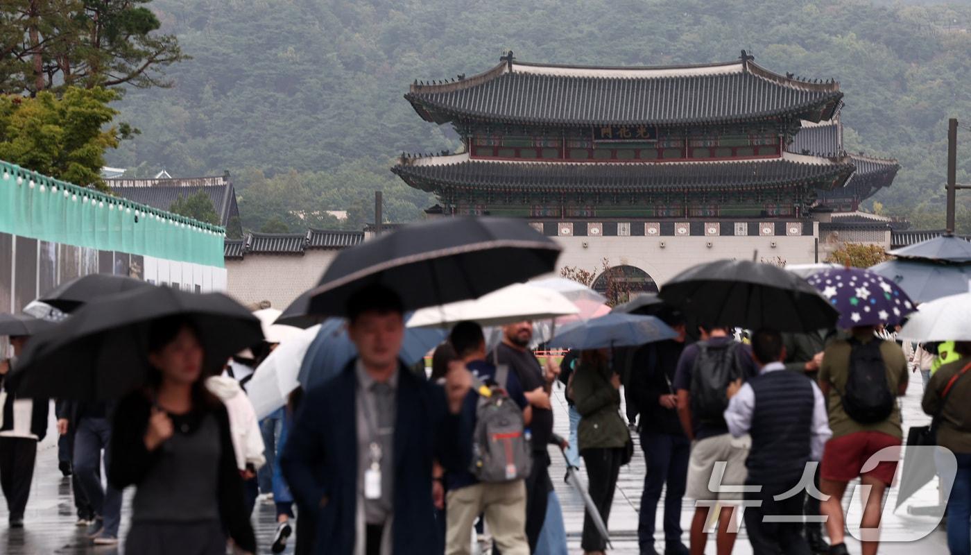 추석 연휴가 끝난 10일 서울 종로구 광화문광장에서 시민들이 우산을 쓴 채 발걸음을 옮기고 있다. 2025.10.10/뉴스1 ⓒ News1 김성진 기자