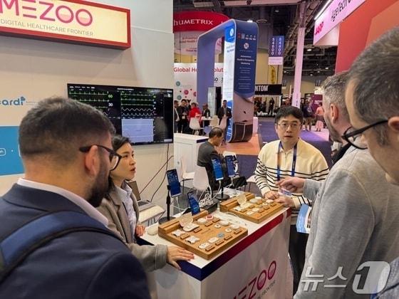 본문 이미지 - 동아에스티와 메쥬 관계자가 CES 2025에 설치한 &#39;하이카디&#39; 부스에서 참관객에게 제품을 소개하고 있다.&#40;동아에스티 제공&#41;/뉴스1 