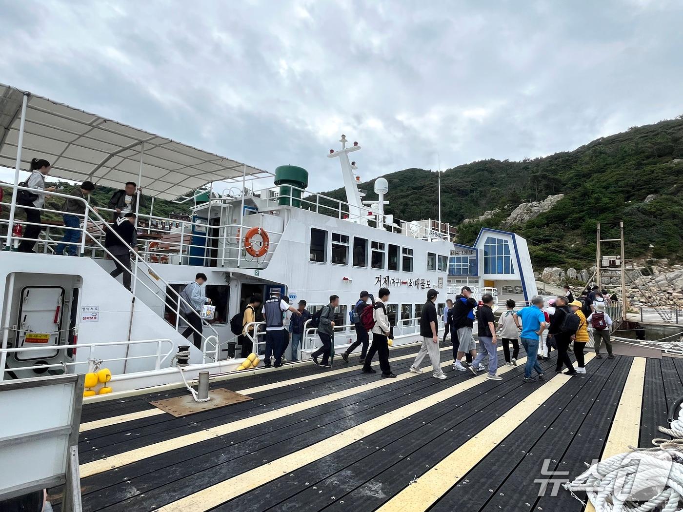 본문 이미지 - 추석 연휴를 맞아 다중이용선박을 이용하는 귀성객.&#40;남해지방해양경찰청 제공. 재판매 및 DB 금지&#41;