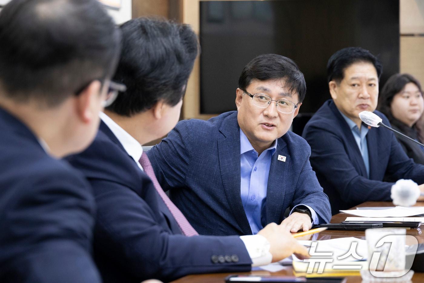 김성환 기후에너지환경부 장관이 10일 충남 태안군 한국서부발전 태안발전본부를 방문해 발전사 관계자들에게 석탄발전 폐지 관련 발언을 하고 있다. &#40;기후에너지환경부 제공. 재판매 및 DB 금지&#41; 2025.10.10/뉴스1