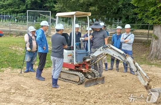 본문 이미지 - 농업기계 운전 현장 연수교육 모습. &#40;울산시 제공. 재판매 및 DB 금지&#41; /뉴스1