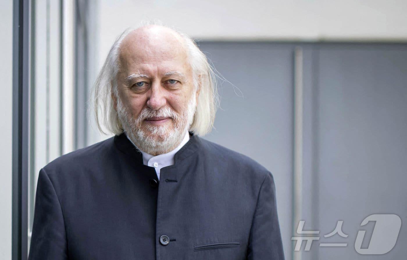 헝가리 현대 문학의 거장 크러스너호르커이 라슬로&#40;71&#41;가 2025년 노벨 문학상을 수상했다. 스웨덴 한림원은 9일&#40;현지시간&#41; 크러스너호르커이 라슬로를 올해 노벨 문학상 수상자로 선정했다고 밝혔다. 헝가리 작가의 노벨 문학상 수상은 2002년 임레 케르테스 이후 두 번째다. ⓒ AFP=뉴스1 ⓒ News1 김진환 기자