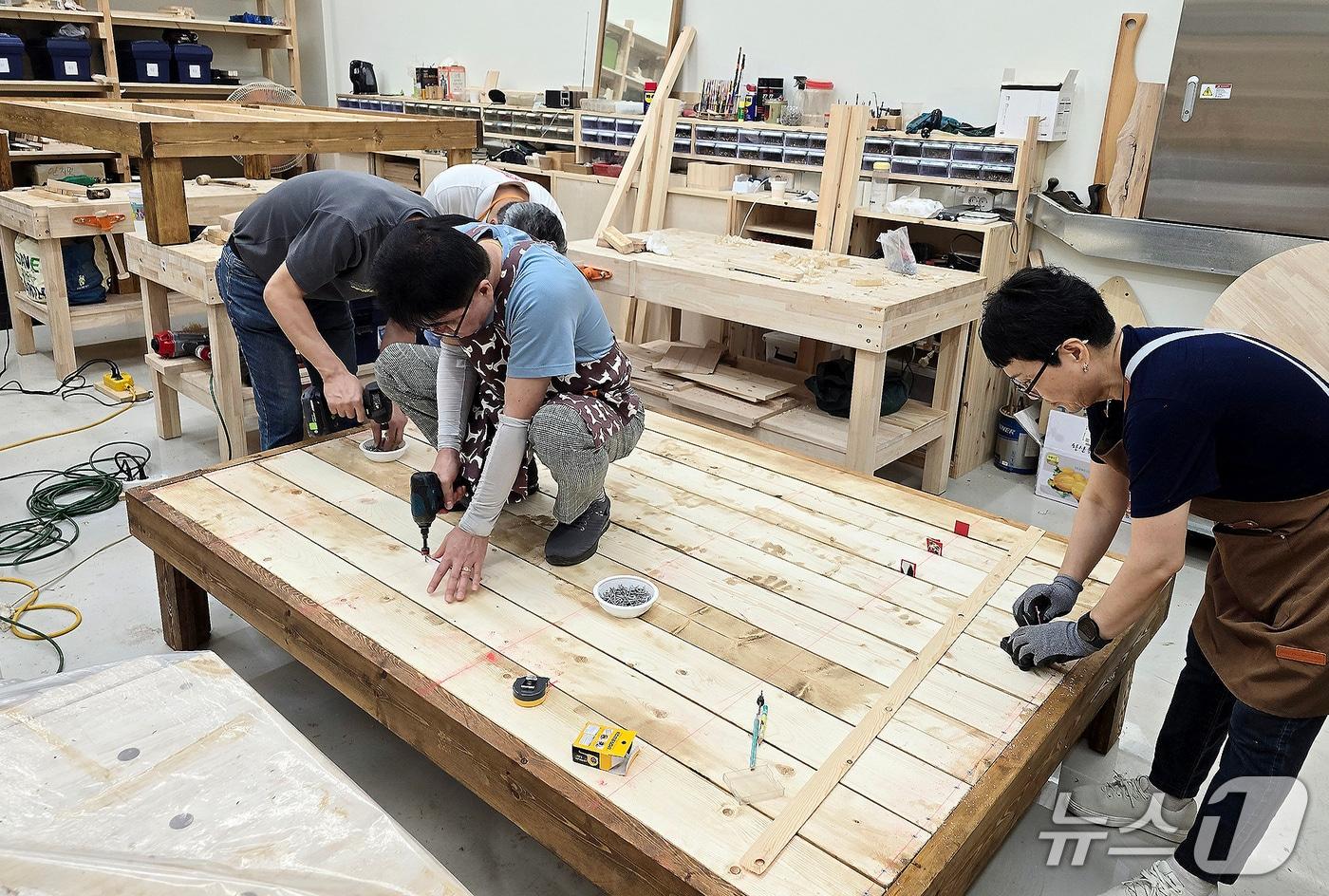 영남이공대 인테리어디자인과 성인학습자 과정 학생들과 평생교육원 가구반 회원들이 경북 산불 피해 이재민에게 기증할 들마루를 제작하고 있다. &#40;영남이공대 제공. 재판매 및 DB금지&#41;