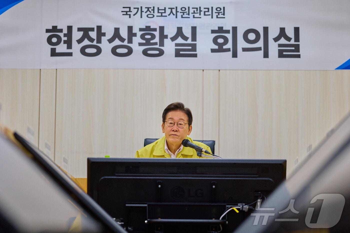 이재명 대통령이 10일 대전 유성구 국가정보자원관리원 현장상황실에서 열린 간담회에서 발언을 하고 있다. &#40;대통령실 제공. 재판매 및 DB 금지&#41; 2025.10.10/뉴스1 ⓒ News1 이재명 기자