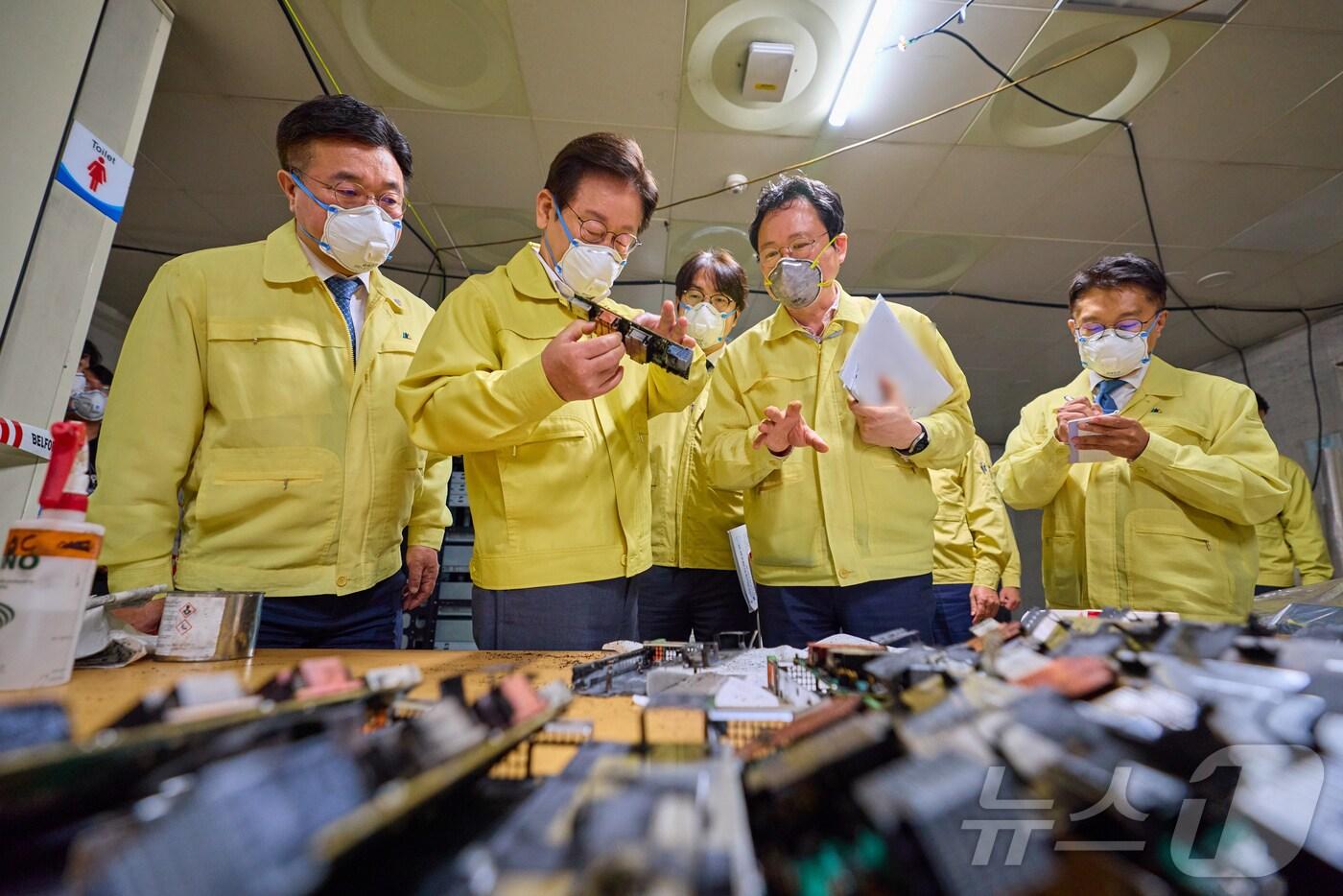 이재명 대통령이 10일 대전 유성구 국가정보자원관리원 화재 현장을 살펴보고 있다. (대통령실 제공. 재판매 및 DB 금지) 2025.10.10/뉴스1 ⓒ News1 이재명 기자