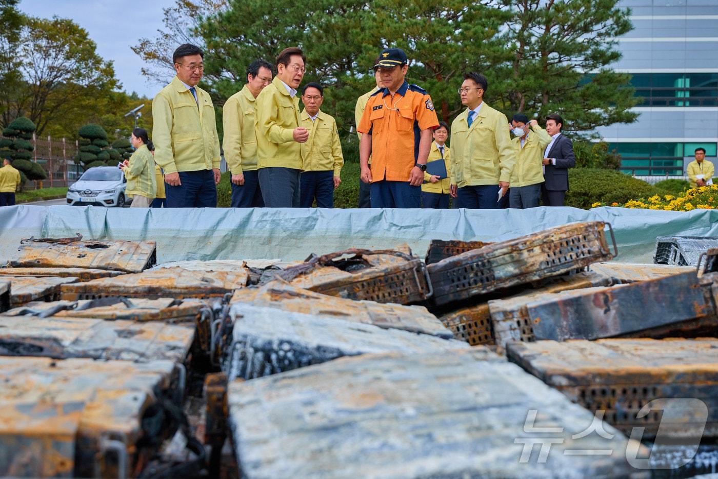 이재명 대통령이 10일 대전 유성구 국가정보자원관리원 화재 현장을 찾아 소방 관계자와 대화를 나누고 있다. (대통령실 제공. 재판매 및 DB 금지) 2025.10.10/뉴스1 ⓒ News1 이재명 기자