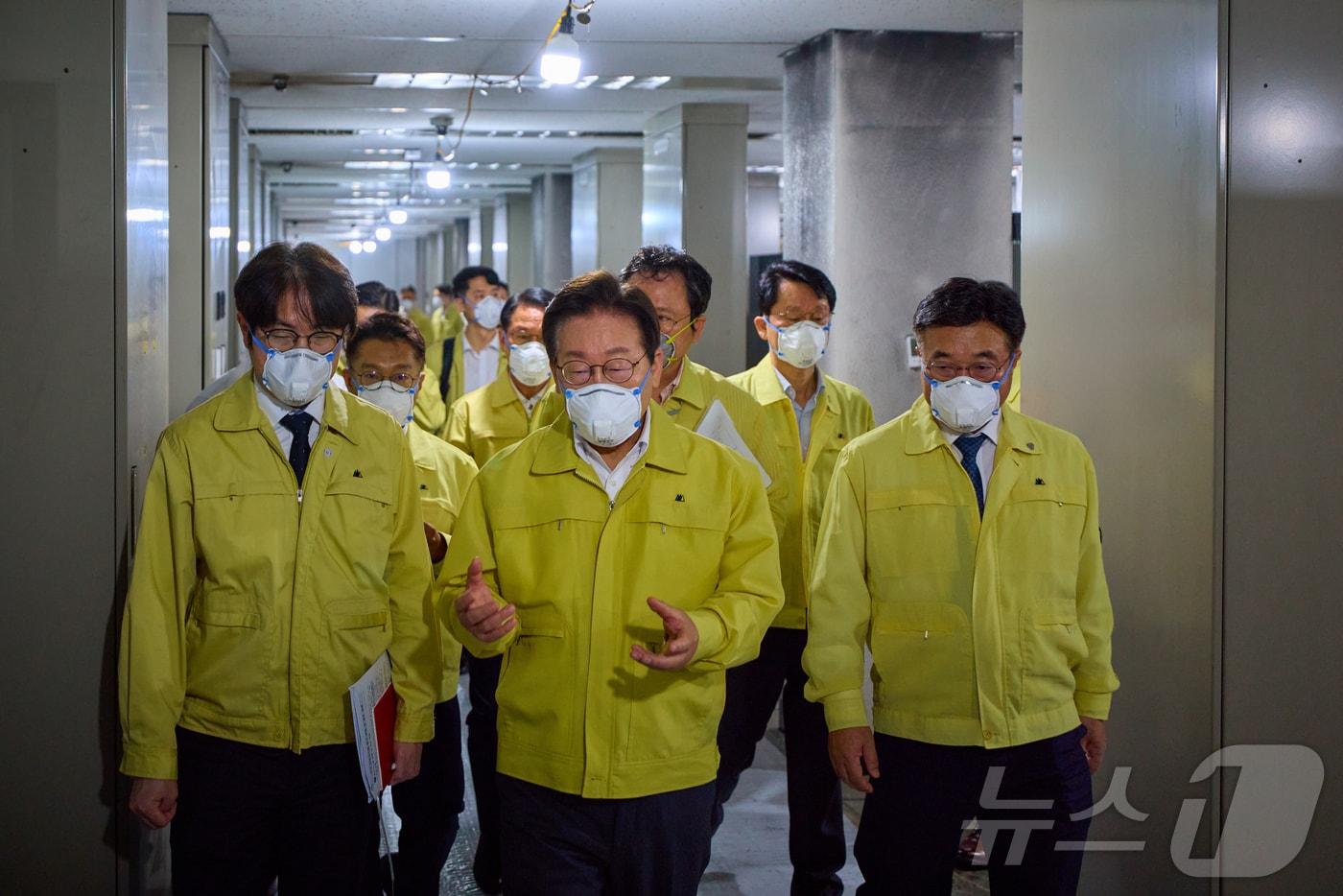 이재명 대통령이 10일 대전 유성구 국가정보자원관리원 화재 현장을 살펴보고 있다. &#40;대통령실 제공. 재판매 및 DB 금지&#41; 2025.10.10/뉴스1 ⓒ News1 이재명 기자
