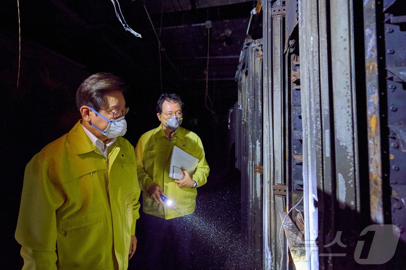 이재명 대통령이 10일 대전 유성구 국가정보자원관리원 화재 현장을 찾아 전산실을 살펴보고 있다. &#40;대통령실 제공. 재판매 및 DB 금지&#41; 2025.10.10/뉴스1 ⓒ News1 이재명 기자