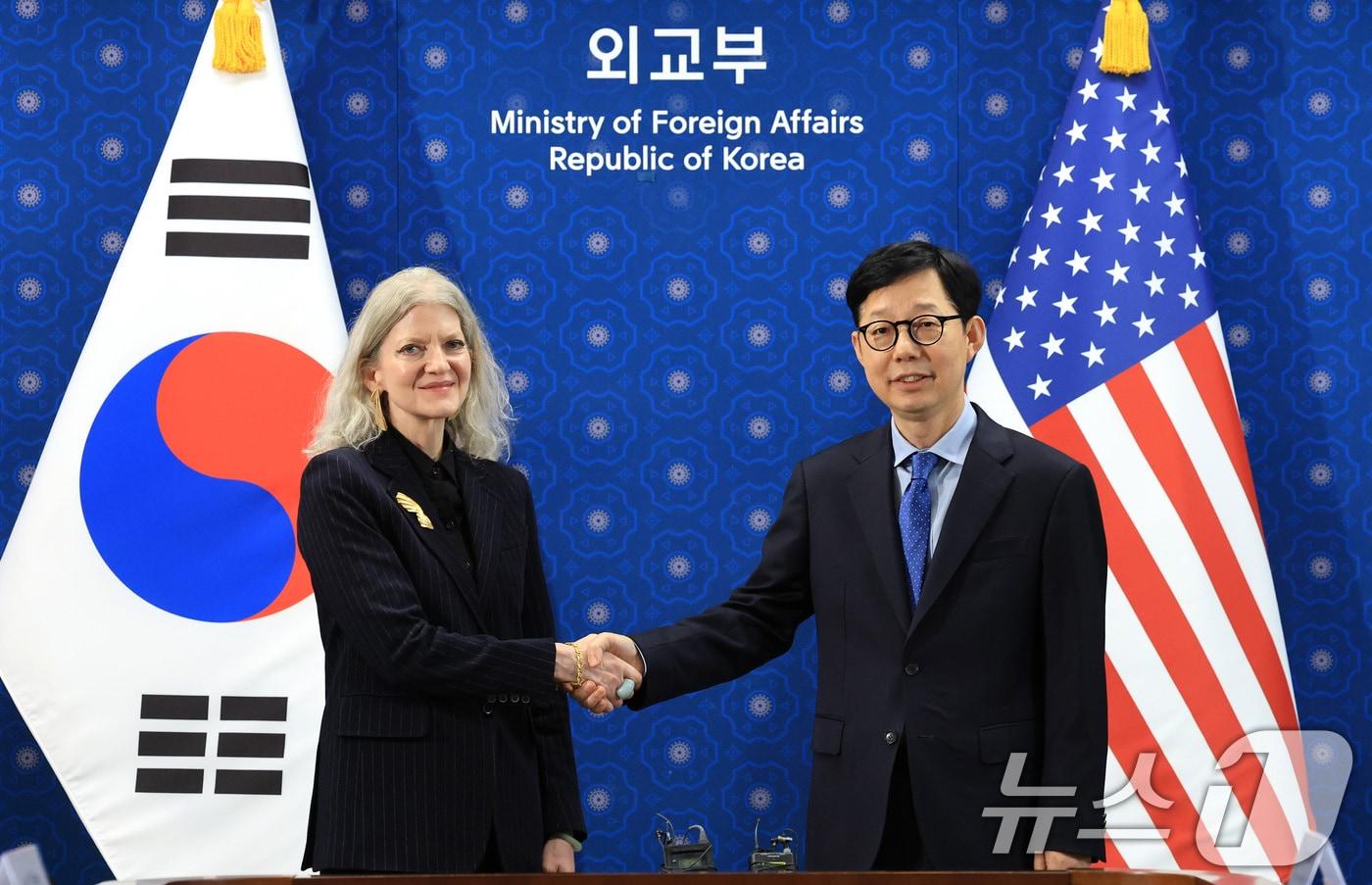 박윤주 외교부 1차관&#40;오른쪽&#41;이 10일 오후 서울 종로구 외교부 청사에서 앨리슨 후커&#40;Allison Hooker&#41; 미국 국무부 정무차관과 한미 외교차관 전략대화에 앞서 기념촬영을 하고 있다. 2025.10.10/뉴스1 ⓒ News1 임세영 기자