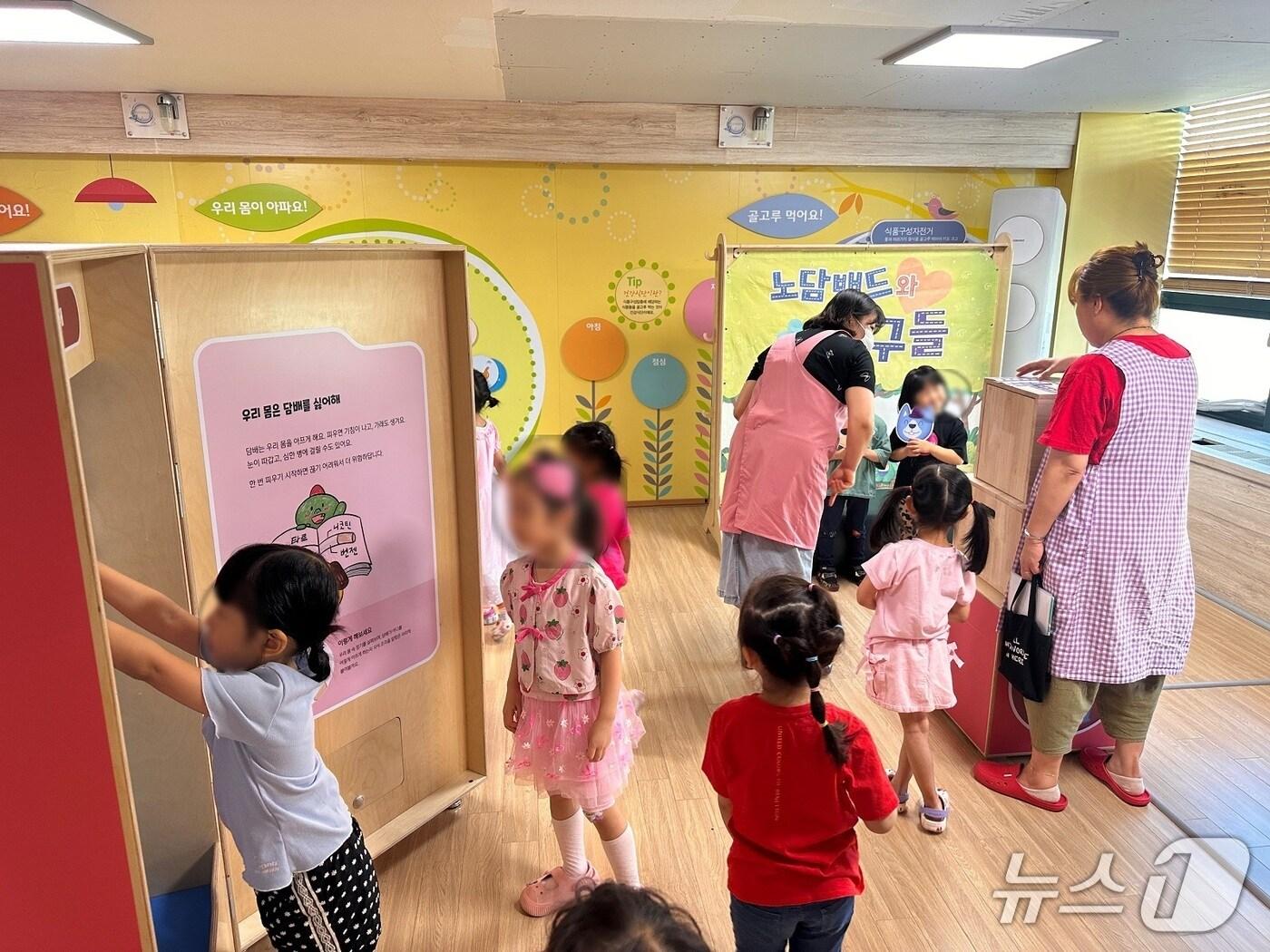 본문 이미지 - 경기 안양시 만안구보건소가 오는 11월 28일까지 &#39;유아 흡연위해 예방 체험관&#39;을 운영한다.&#40;안양시 제공. 재판매 및 DB금지&#41;/뉴스1