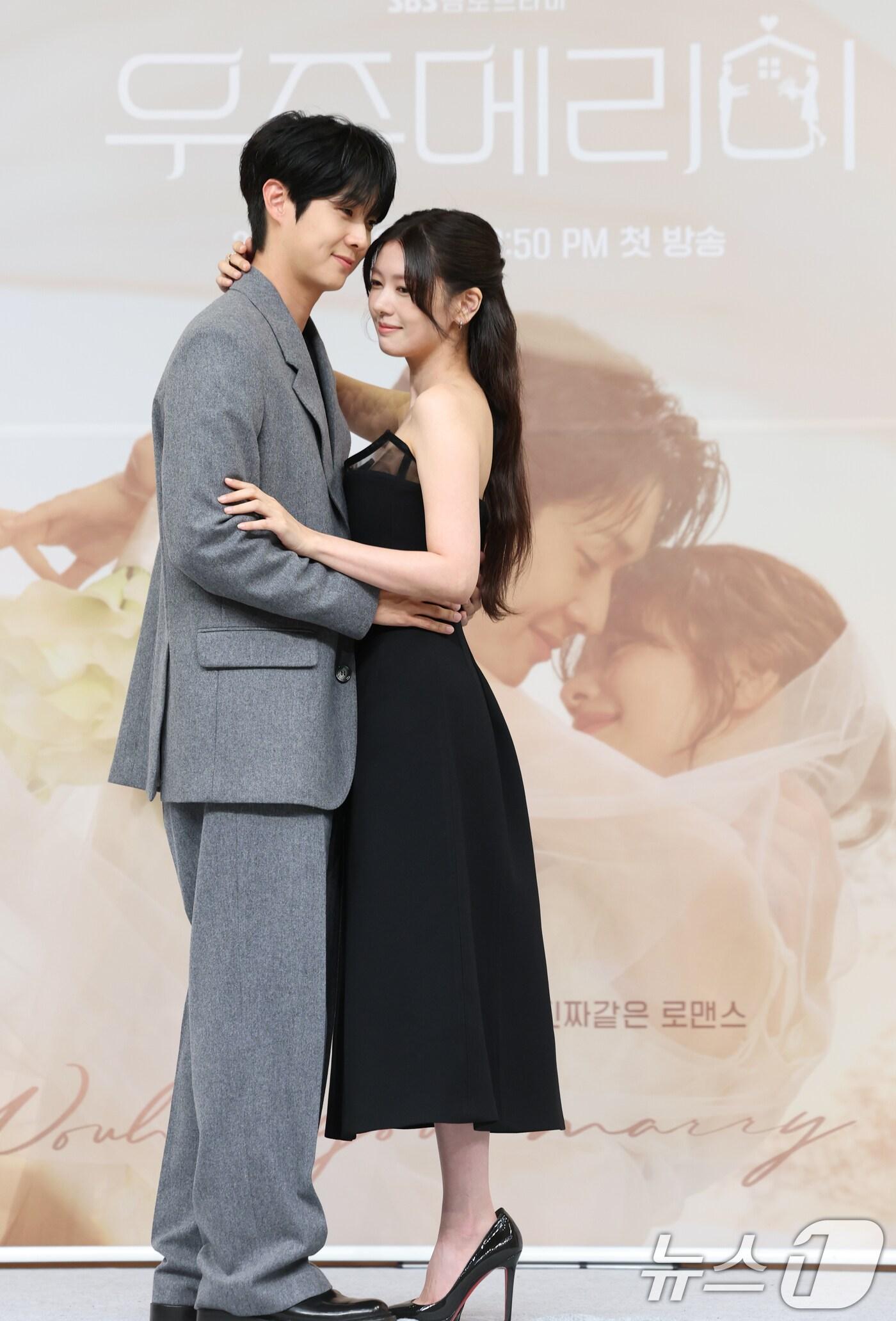 본문 이미지 - 배우 최우식과 정소민(오른쪽)이 10일 서울 양천구 목동 SBS에서 열린 금토 드라마 ‘우주메리미’의 제작발표회에 참석해 포즈를 취하고 있다. ‘우주메리미’는 최고급 신혼집 경품을 차지하기 위해 90일간의 위장 결혼을 시작한 김우주(최우식 분)와 유메리(정소민 분)의 로맨스를 담은 드라마다. 2025.10.10/뉴스1 ⓒ News1 권현진 기자