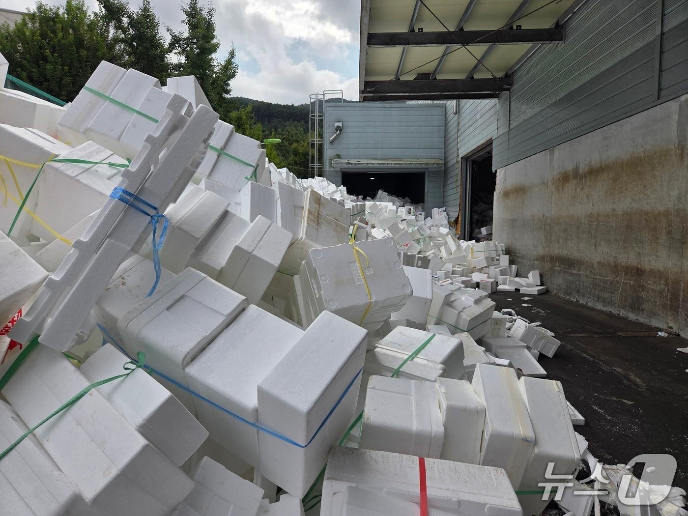본문 이미지 - 추석 연휴가 끝난 10일 대구 수성구 생활자원 회수센터에 스티로폼이 산더미처럼 쌓여 있다.2025.10.10/뉴스1 ⓒ News1 이성덕 기자