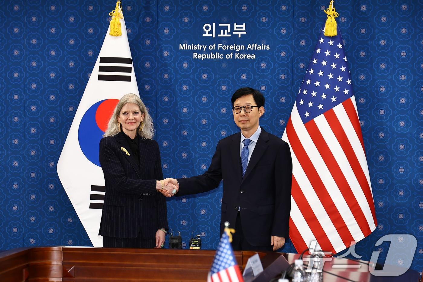 본문 이미지 - 박윤주 외교부 1차관(오른쪽)과 앨리슨 후커 미 국무부 정무차관. (공동취재) 2025.10.10 ⓒ 뉴스1 임세영 기자