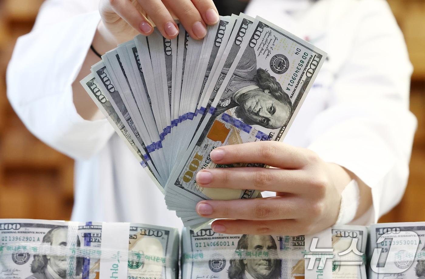 서울 중구 하나은행 위변조대응센터에서 은행 관계자가 달러화를 정리하고 있다. 2025.10.10/뉴스1 ⓒ News1 김민지 기자