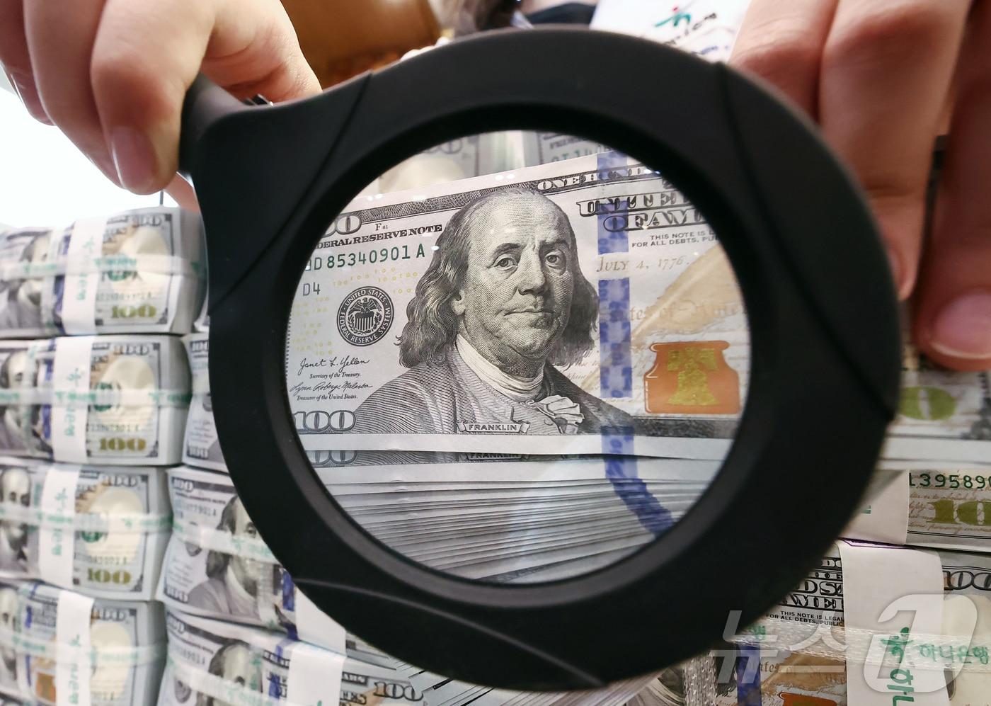 서울 중구 하나은행 위변조대응센터에서 놓인 달러화. 2025.10.10/뉴스1 ⓒ News1 김민지 기자