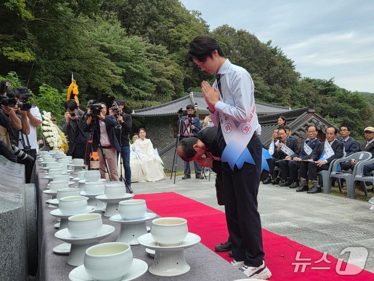 본문 이미지 - 10일 임진왜란에 참전한 왜장의 17대 후손 히사다케 소마씨와 히로세 유이치씨가 충북 옥천 가산사 경내 호국충혼탑에서 헌주하고 있다./뉴스1 장인수 기자 