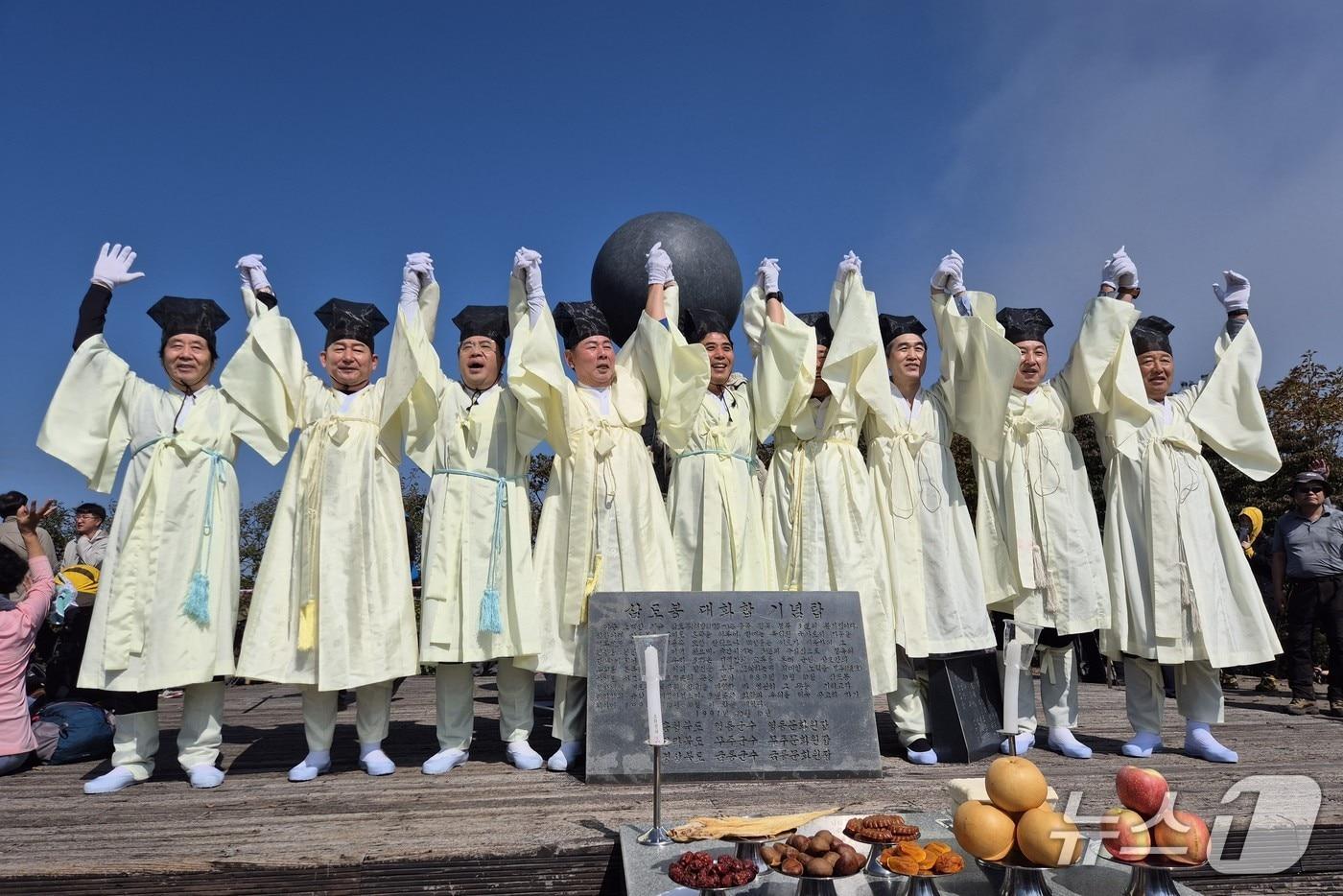 10일 전북 무주군 설천면의 민주지산 삼도봉 정상(1176m)에서 무주군과 경북 김천시, 충북 영동군이 '제37회 삼도봉 만남의 날'을 갖고 기원제를 개최했다.(무주군 제공. 재판매 및 DB 금지)