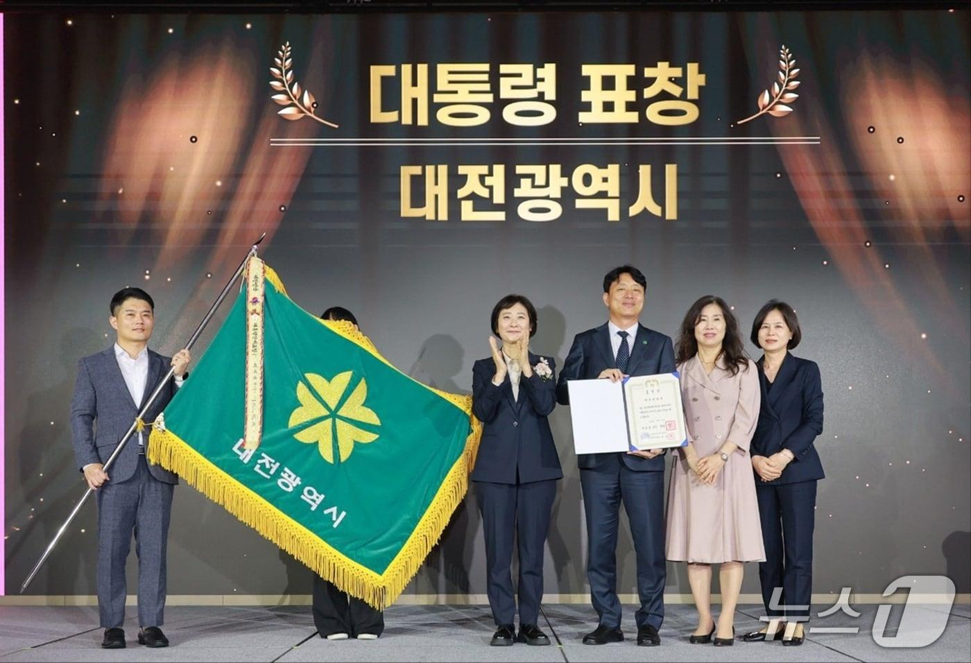 본문 이미지 - 대전시는 10일 서울 페어몬트 앰배서더에서 열린 보건복지부 주관 ‘제20회 임산부의 날 기념행사’에서 대통령 기관 표창을 수상했다. (대전시 제공. 재판매 및 DB금지) 2025.10.10/뉴스1