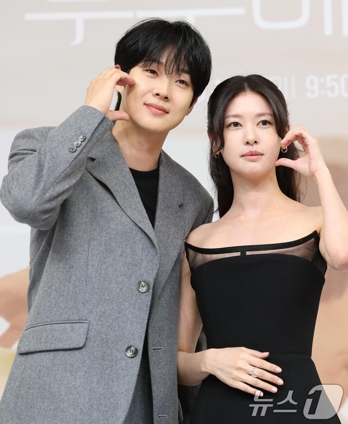 본문 이미지 - 배우 최우식과 정소민(오른쪽)이 10일 서울 양천구 목동 SBS에서 열린 금토 드라마 ‘우주메리미’의 제작발표회에 참석해 포즈를 취하고 있다. ‘우주메리미’는 최고급 신혼집 경품을 차지하기 위해 90일간의 위장 결혼을 시작한 김우주(최우식 분)와 유메리(정소민 분)의 로맨스를 담은 드라마다. ⓒ News1 권현진 기자