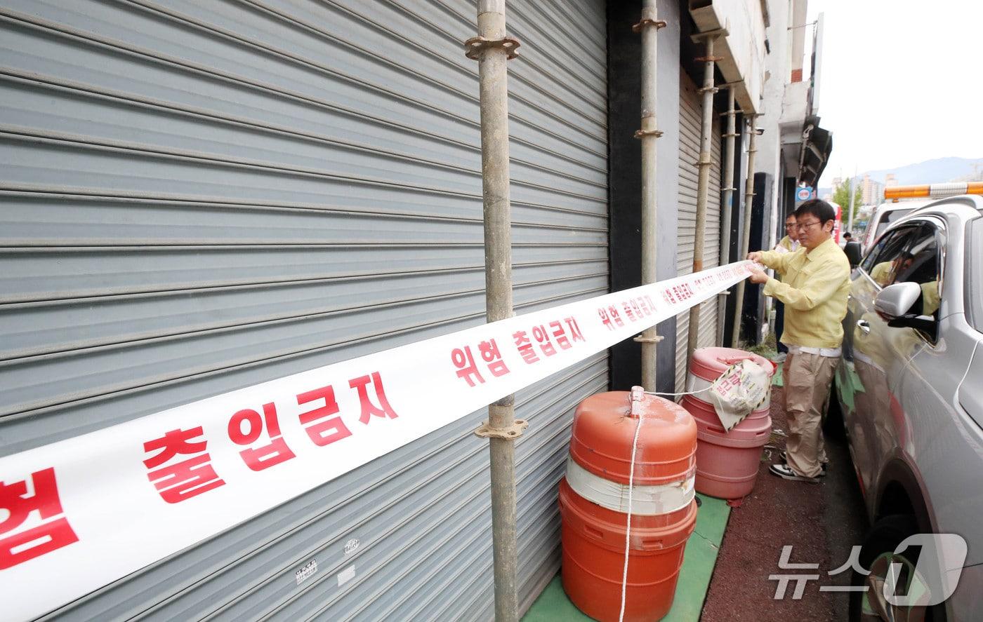 지난 2일 광주 북구가 지하철 2호선 공사 인근 정밀안전점검 &#39;E등급&#40;위험&#41;&#39; 판정을 받은 11곳에 대해 긴급 대피 명령을 내리고 있다.&#40;광주 북구 제공. 재판매 및 DB 금지&#41;