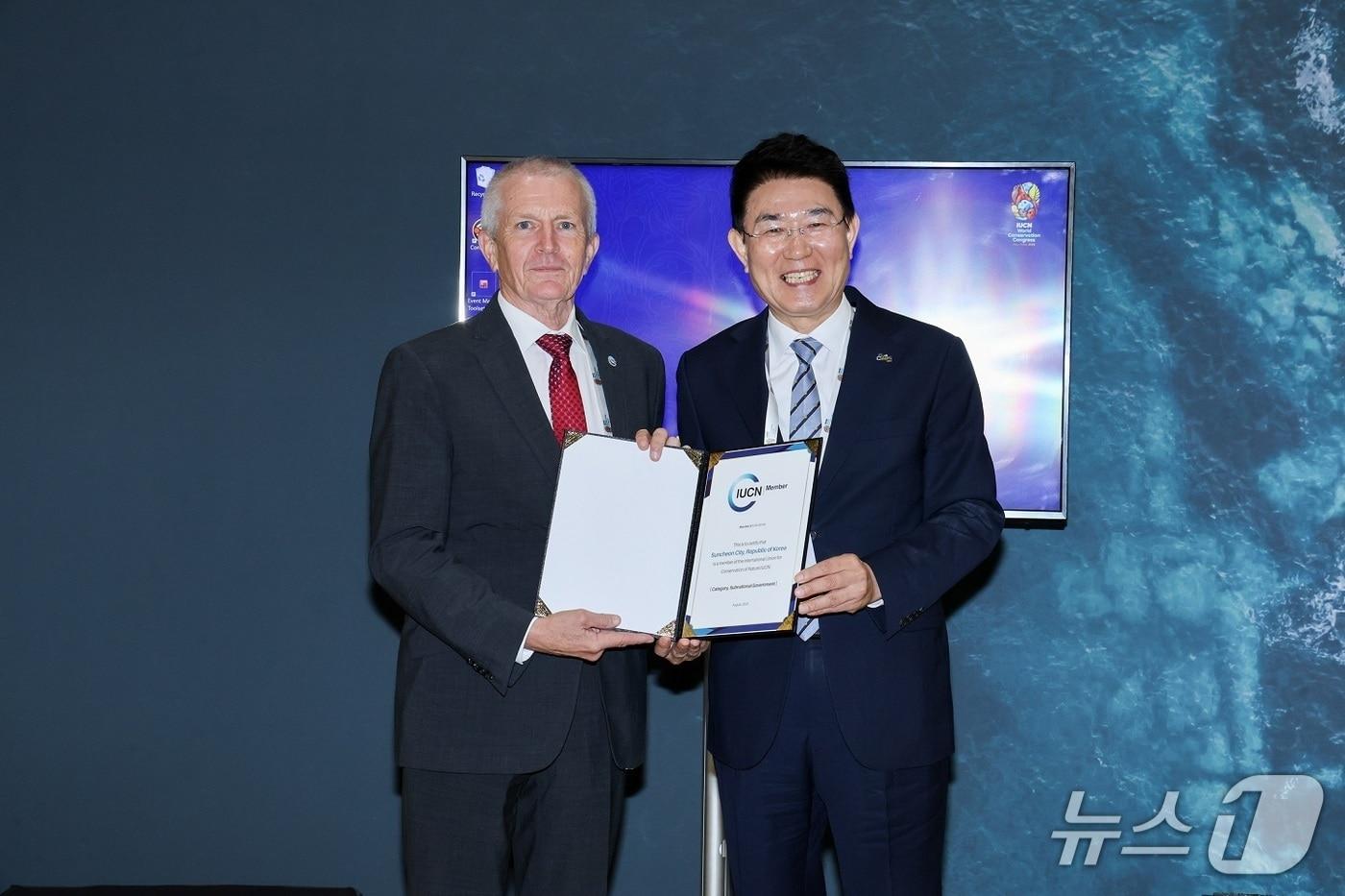지난 9일 노관규 순천시장이 아랍에미레이트 아부다비에서 열린  세계자연보전총회에서 스튜어트 매기니스&#40;Stewart Maginnis&#41; IUCN 부사무총장과 면담을 갖고 순천시의 순천만보존, 생태문명정책과 국제협력방안을 심도있게 논의했다.&#40;순천시 제공&#41;