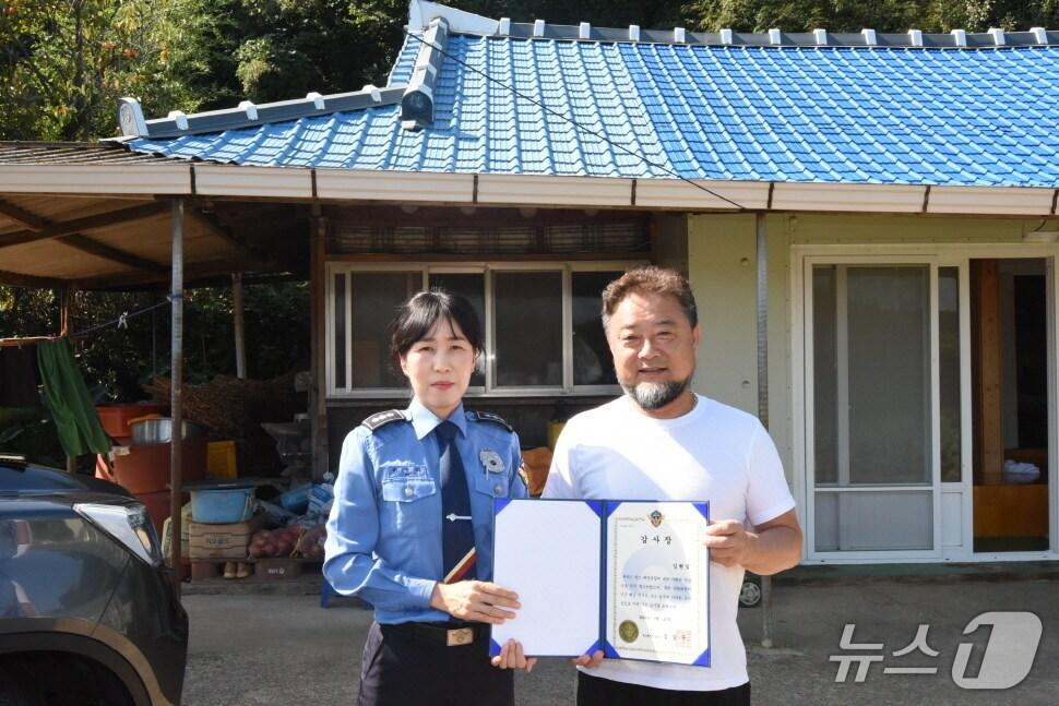 본문 이미지 - 10일 완도해경이 바다에 빠진 시민을 구한 김현일 씨에게 감사장을 수여하고 있다. &#40;완도해경 제공. 재판매 및 DB 금지&#41;