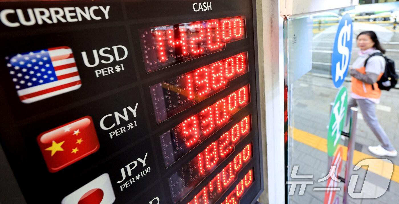 원·달러 환율이 5개월여 만에 최고치로 상승하고 있는 10일 서울 중구 명동의 환전소 앞을 외국인 관광객들이 지나가고 있다. 2025.10.10/뉴스1 ⓒ News1 이호윤 기자