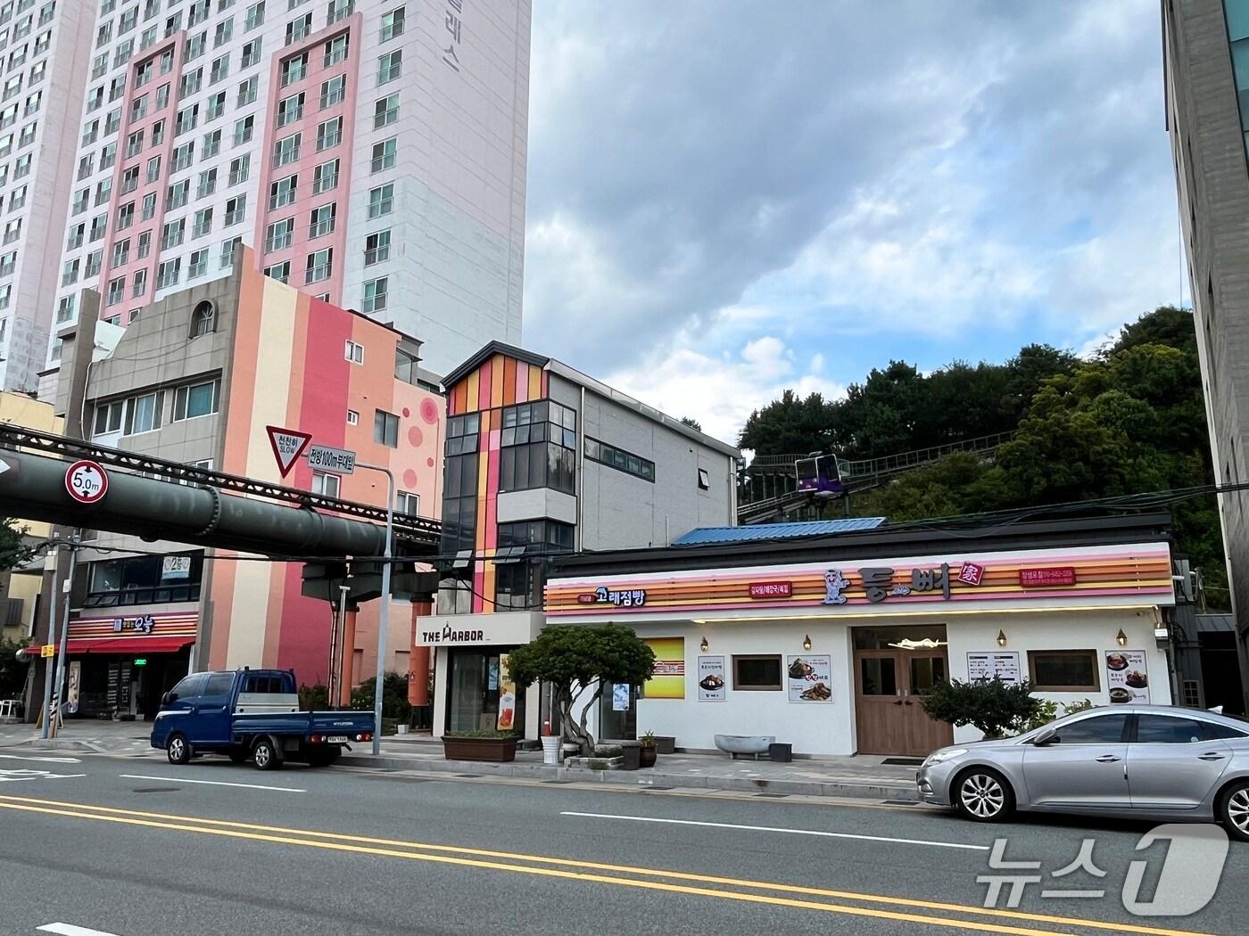 본문 이미지 - 울산 남구는 10일 장생포 일원에서 &#39;장생포 색채마을 경관개선사업&#39;을 완료했다. &#40;울산 남구 제공. 재판매 및 DB금지&#41;/뉴스1