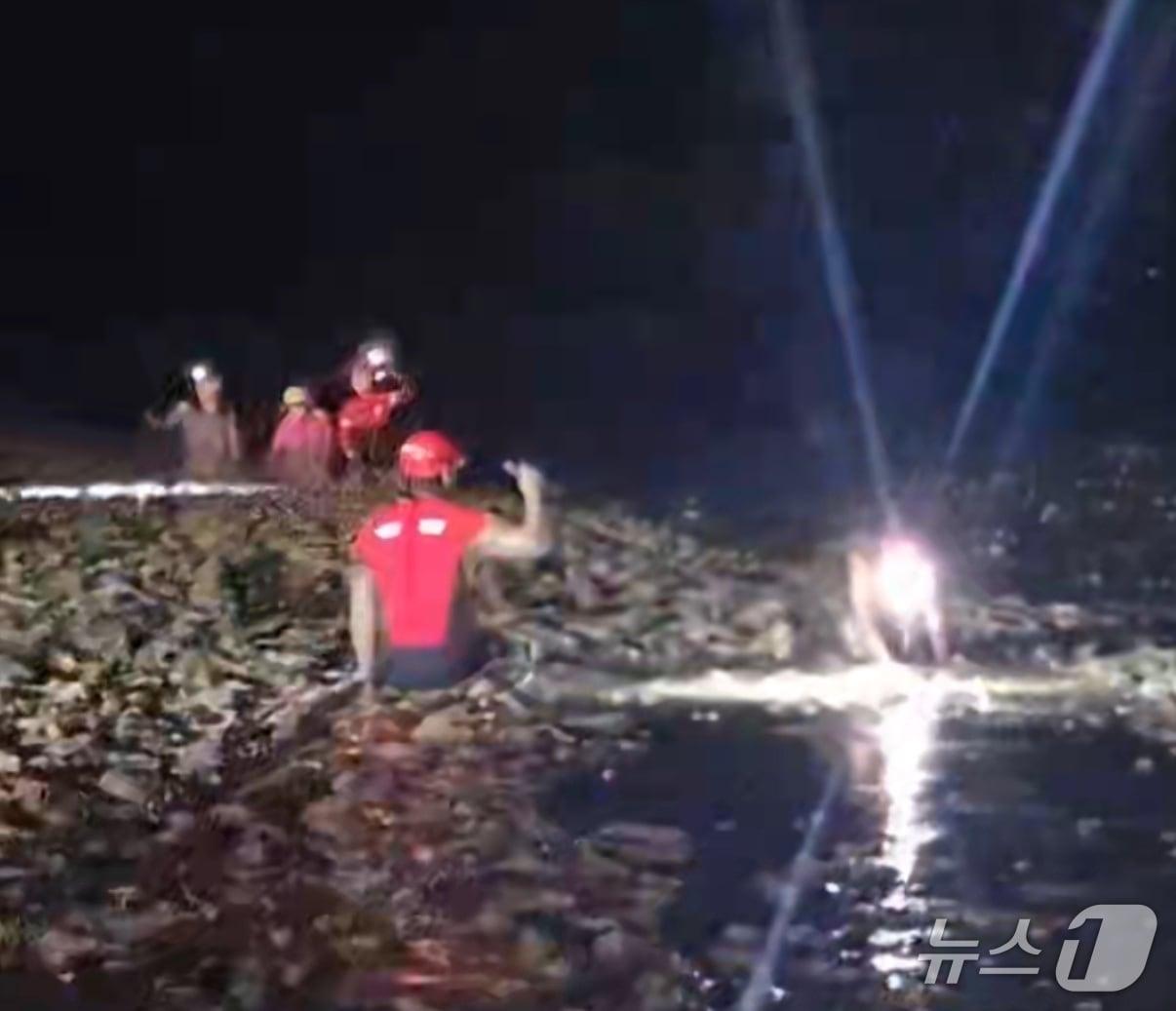 본문 이미지 - 목포해경이 6일 신안 증도면 갯벌에 고립된 요구조자를 구조하고 있다.&#40;목포해경 제공. 재판매 및 DB 금지&#41;