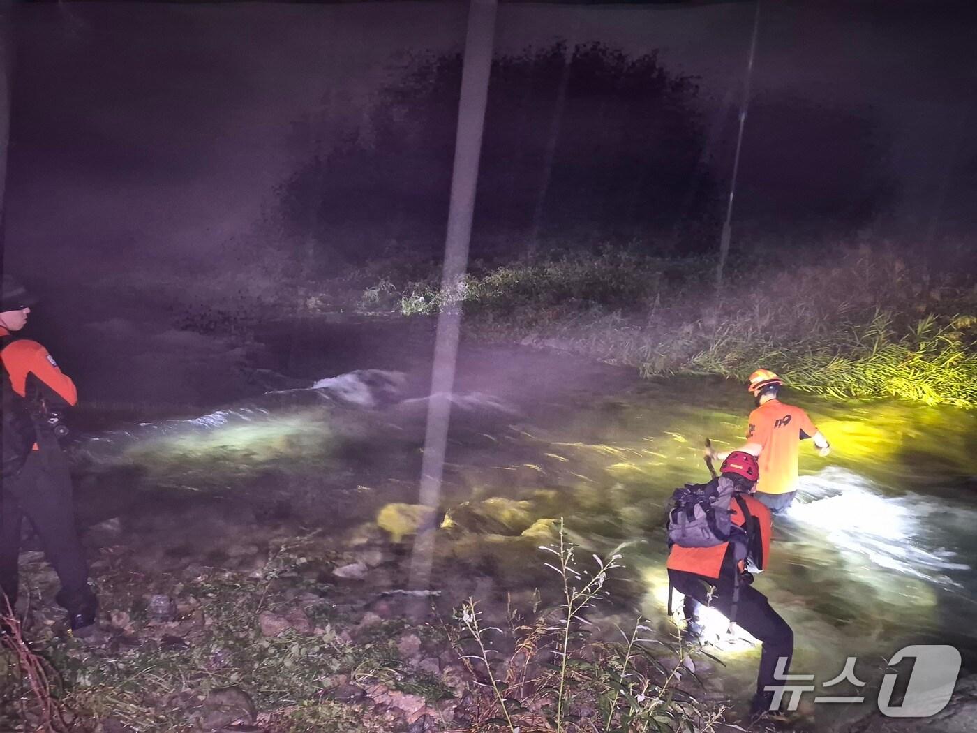 본문 이미지 -  경북 영덕소방서와 경북도 119 특수대응단은 지난 8일 오후 4시51분쯤 포항시 북구 죽장면 하옥리 산에서 산행 중 허리를 다친 60대 남성 A 씨를 구조하기 위해 수색을 하고 있다. &#40;영덕소방서제공, 재판매 및 DB금지&#41; 2025.10.10/뉴스1