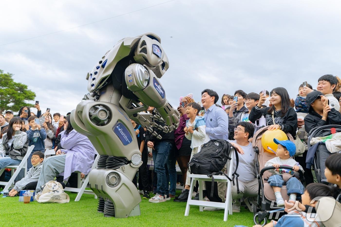 지난해  10월 열린 ‘2024 남원 국제드론제전 with 로봇’ 행사장에서 많은 관람객들이 대형 로봇을 바라보고 있다.&#40;남원시 제공. 재판매 및 DB금지&#41;/뉴스1