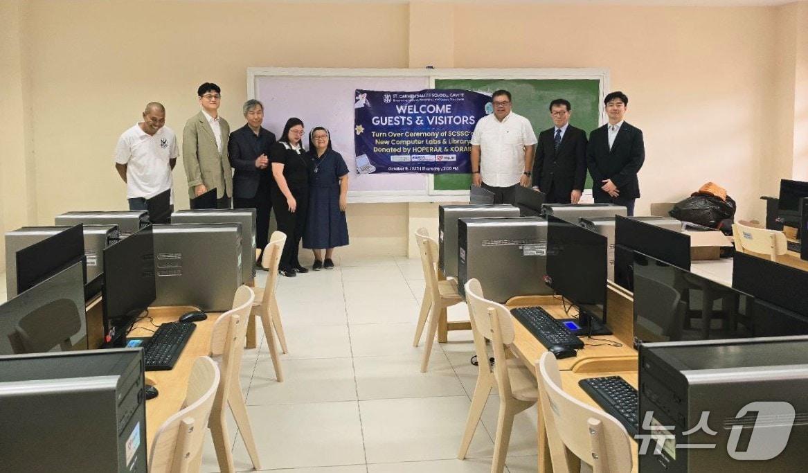 본문 이미지 - 한국철도공사&#40;코레일&#41; 노사가 9일 필리핀 카비테 지역에 위치한 세인트 카르멘 살레스 학교에 교육용 컴퓨터와 책상, 의자 등 교육 기자재를 전달했다.&#40;코레일 제공.재판매 및 DB금지&#41;/뉴스1
