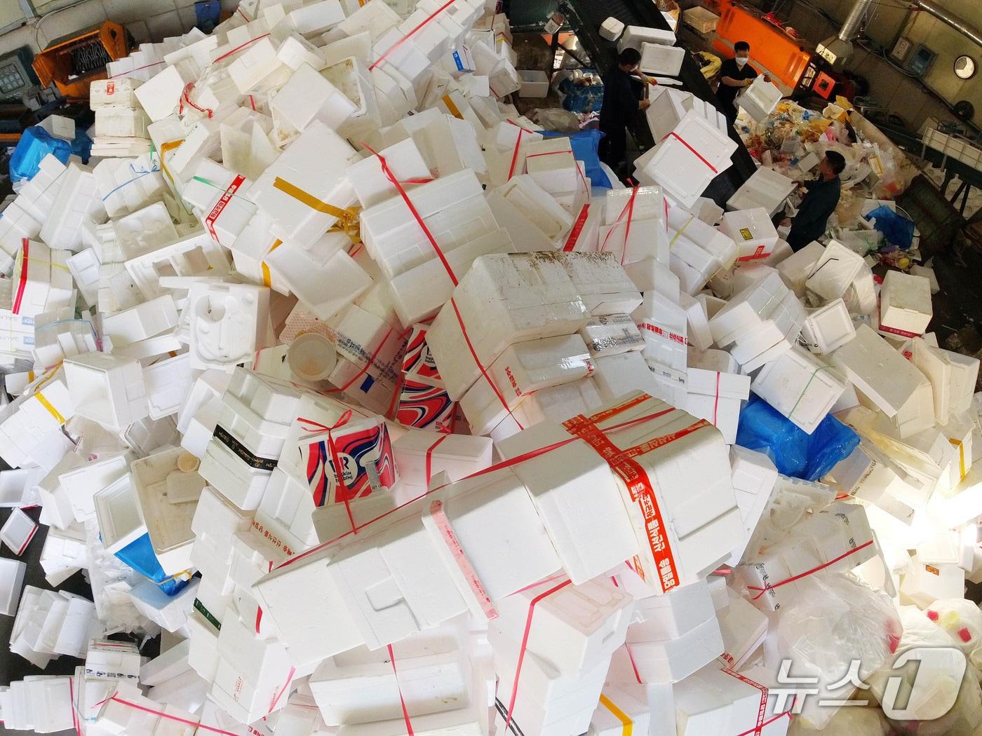 본문 이미지 - 10일 광주 북구 월출동 재활용선별장에서 북구청 청소행정과 자원순환팀과 관계자들이 추석 연휴 기간 수거해 온 스티로폼 처리와 분리 현황을 확인하고 있다.&#40;광주 북구 제공. 재판매 및 DB 금지&#41;
