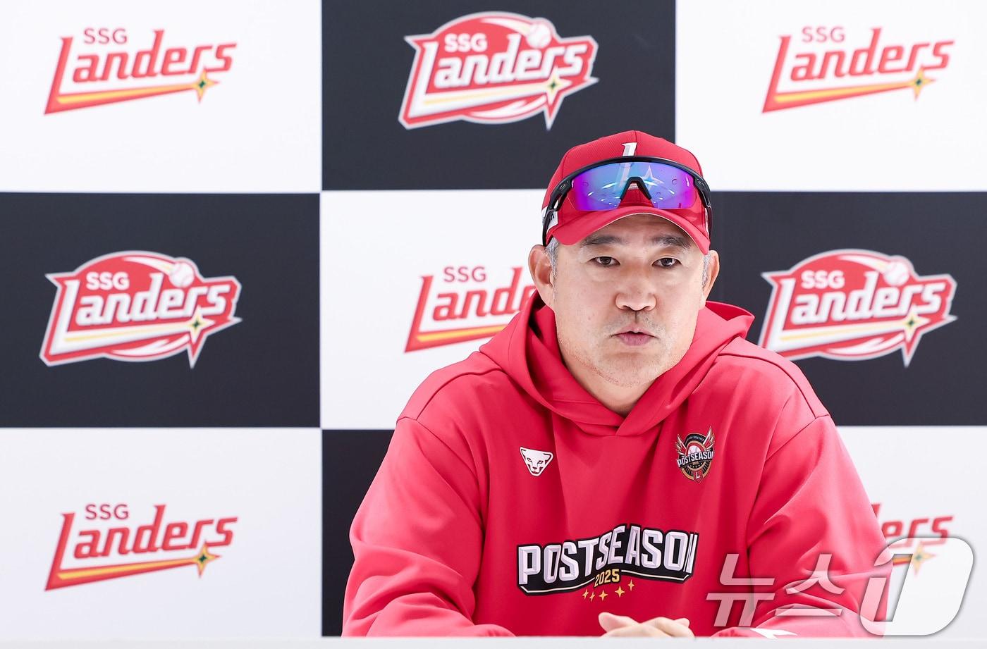 이숭용 SSG 랜더스 감독이 10일 오후 인천 SSG 랜더스필드에서 열리는 프로야구 2025 신한 SOL뱅크 KBO 준플레이오프 2차전 삼성 라이온즈와 SSG 랜더스의 경기에 앞서 인터뷰를 하고 있다. 2025.10.10/뉴스1 ⓒ News1 김성진 기자
