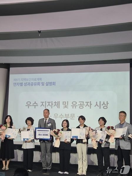 본문 이미지 - 경기 군포시 관계자들이 보건복지부가 실시한 제8기 지역보건의료계획 평가에서 장관상을 수상하고 있다. &#40;군포시 제공. 재판매 및 DB 금지&#41; 2025.10.10/뉴스1