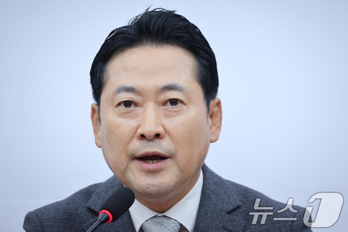 장동혁 국민의힘 대표가 지난 10일 서울 여의도 국회에서 김건희 여사 관련 의혹을 수사 중인 민중기 특검 강압수사 관련 기자간담회를 하고 있다. 2025.10.10/뉴스1 ⓒ News1 신웅수 기자