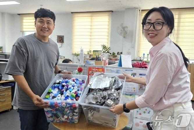 본문 이미지 - 서원노인복지관이 10일 플라스틱 병뚜껑 약 2000개와 멸균팩 400개를 덕진지역자활센터에 기부했다. 이날 기부품은 복지관을 이용하는 노인 60여 명이 모은 것이다.&#40;덕진지역자활센터 제공, 재판매 및 DB 금지&#41;/뉴스1