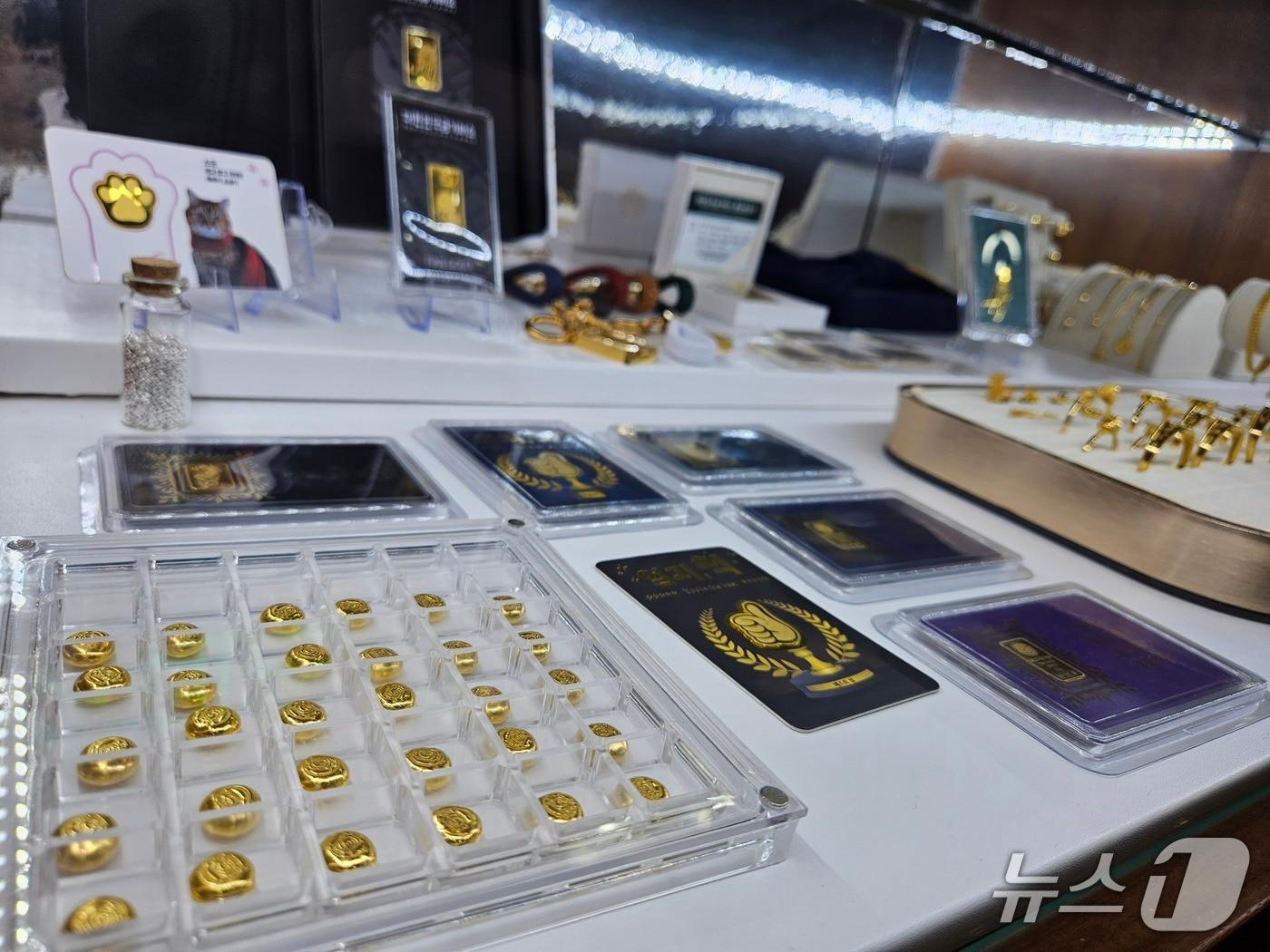 본문 이미지 - 종로 한 금거래소에서 투명 케이스 속 콩알금이 진열된 모습. 2025.10.10/뉴스1 ⓒ News1 유채연 기자