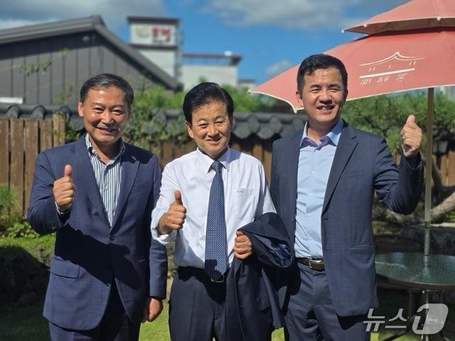 본문 이미지 - 전춘성 전북 진안군수&#40;왼쪽 첫번째&#41;가 추석 연휴 기간 지역 현안 해결을 위해 정동영 통일부 장관을 만나 지원을 요청했다.&#40;진안군제공, 재판매 및 DB금지&#41;2025.10.10/뉴스1