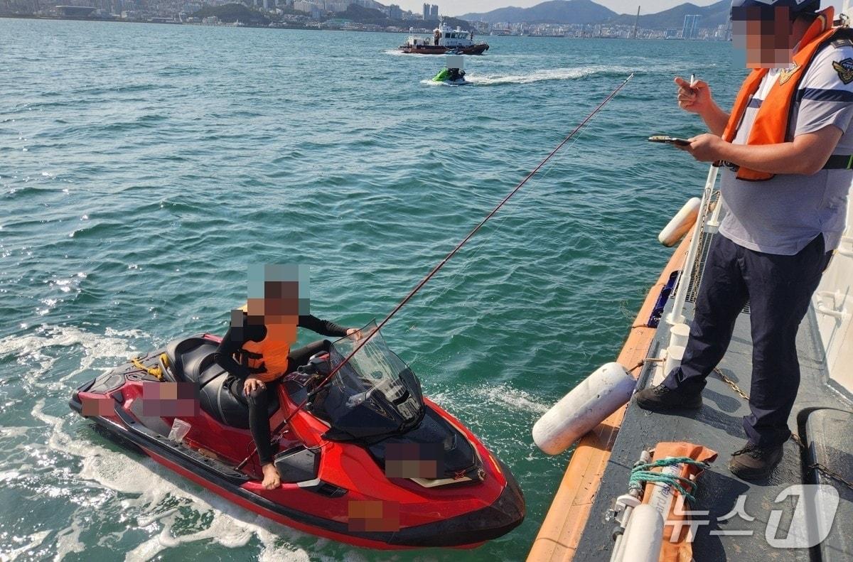 본문 이미지 - 해경이 사고현장을 채증하고 있다.(부산해경 제공. 재판매 및 DB 금지)