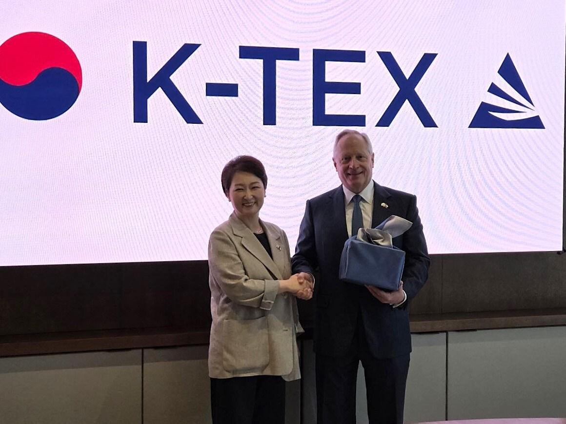 본문 이미지 - 이언주 더불어민주당 최고위원이 9일&#40;현지시간&#41; 텍사스주 댈러스에서 로스 페로 주니어 미국상공회의소 회장과 만났다.&#40;이언주 의원실 제공&#41;