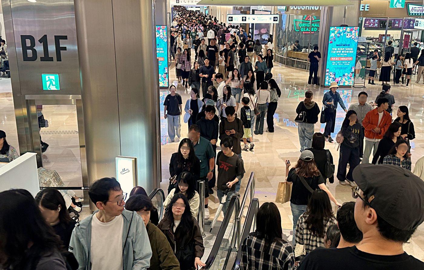 10월 황금연휴 기간 잠실 롯데월드몰을 찾은 외국인 및 내국인 고객들의 모습.&#40;롯데백화점 제공&#41;. 