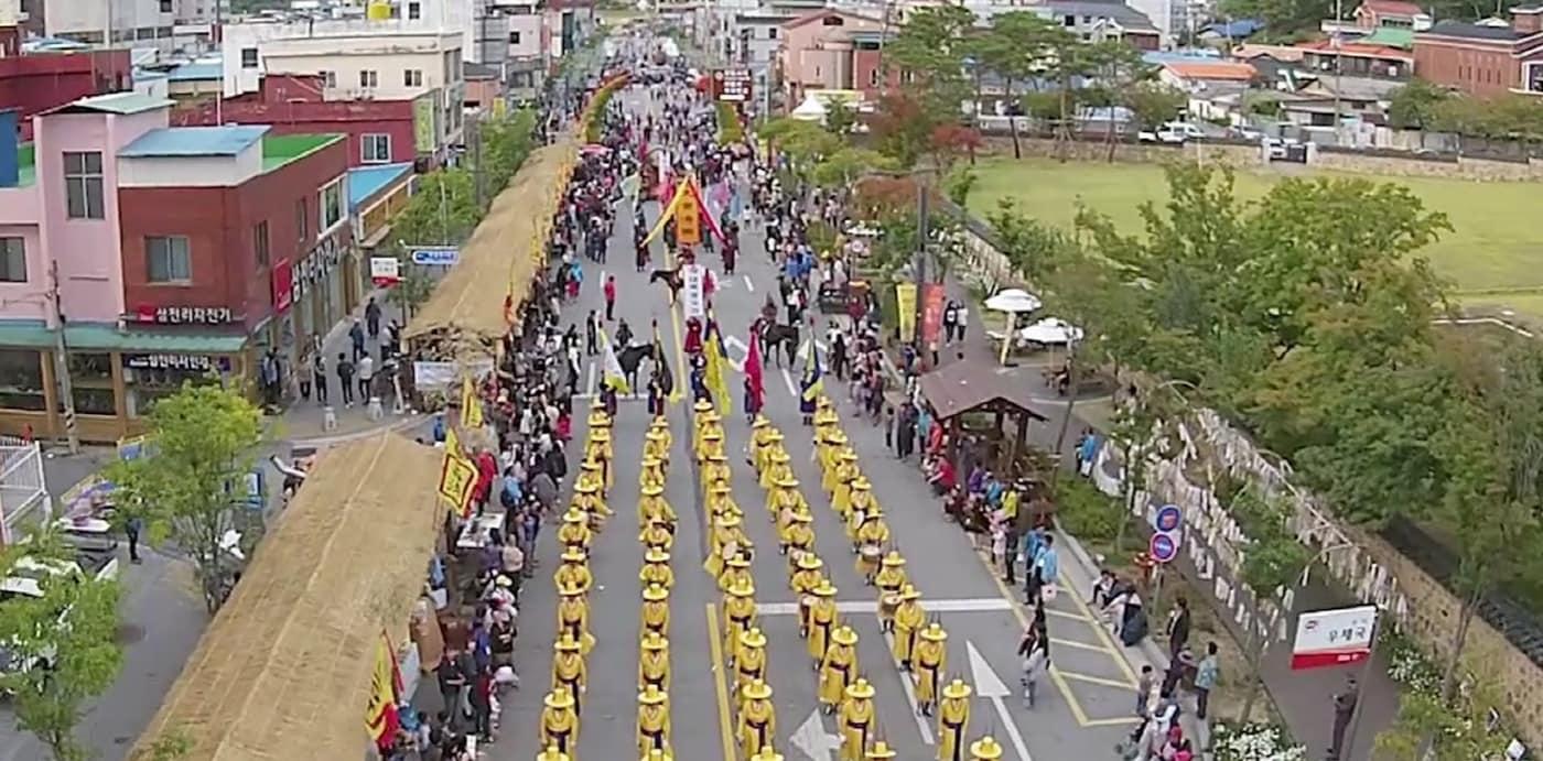 8년 전 부여 시가지에서 진행된 &#39;백제역사문화행렬&#39; 모습.&#40;부여군 제공. 재판매 및 DB금지&#41;/뉴스1