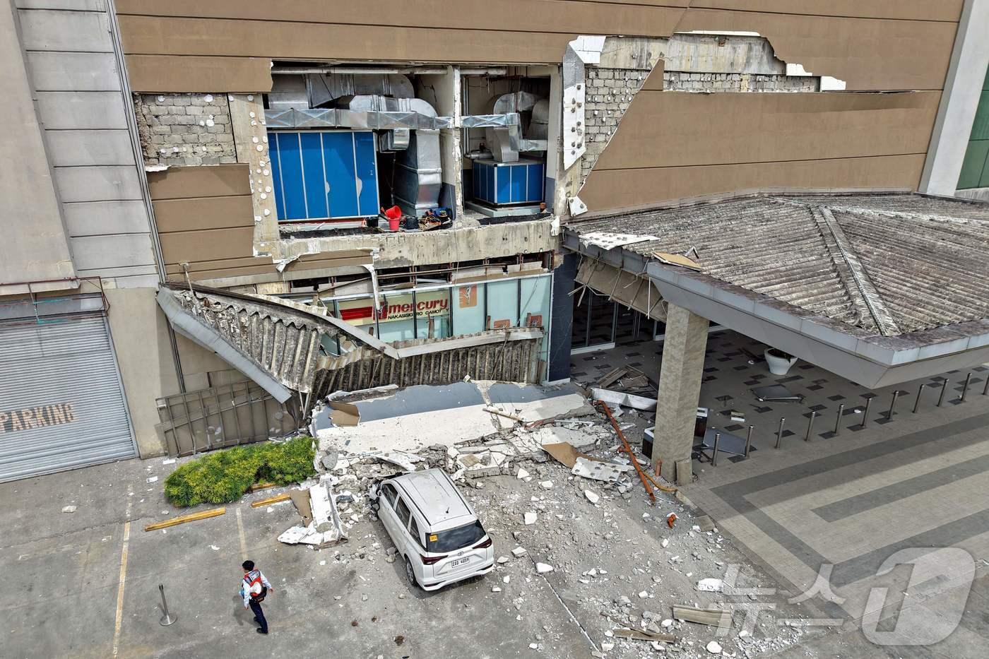 10일&#40;현지시간&#41; 필리핀 남부에서 발생한 규모 7.4의 강진으로 민다나오섬 남부 부투안의 한 쇼핑몰 일부가 파괴됐다. 2025.10.10 ⓒ AFP=뉴스1 ⓒ News1 김경민 기자