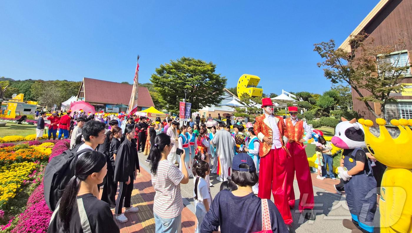 2025 임실N치즈축제가 한창인 10일 전북 임실군 임실치즈테마파크를 찾은 관광객들이 체험프로그램을 하며 축제를 즐기고 있다. &#40;임실군청 제공. 재판매 및 DB 금지&#41; 2025.10.10/뉴스1 ⓒ News1 유경석 기자
