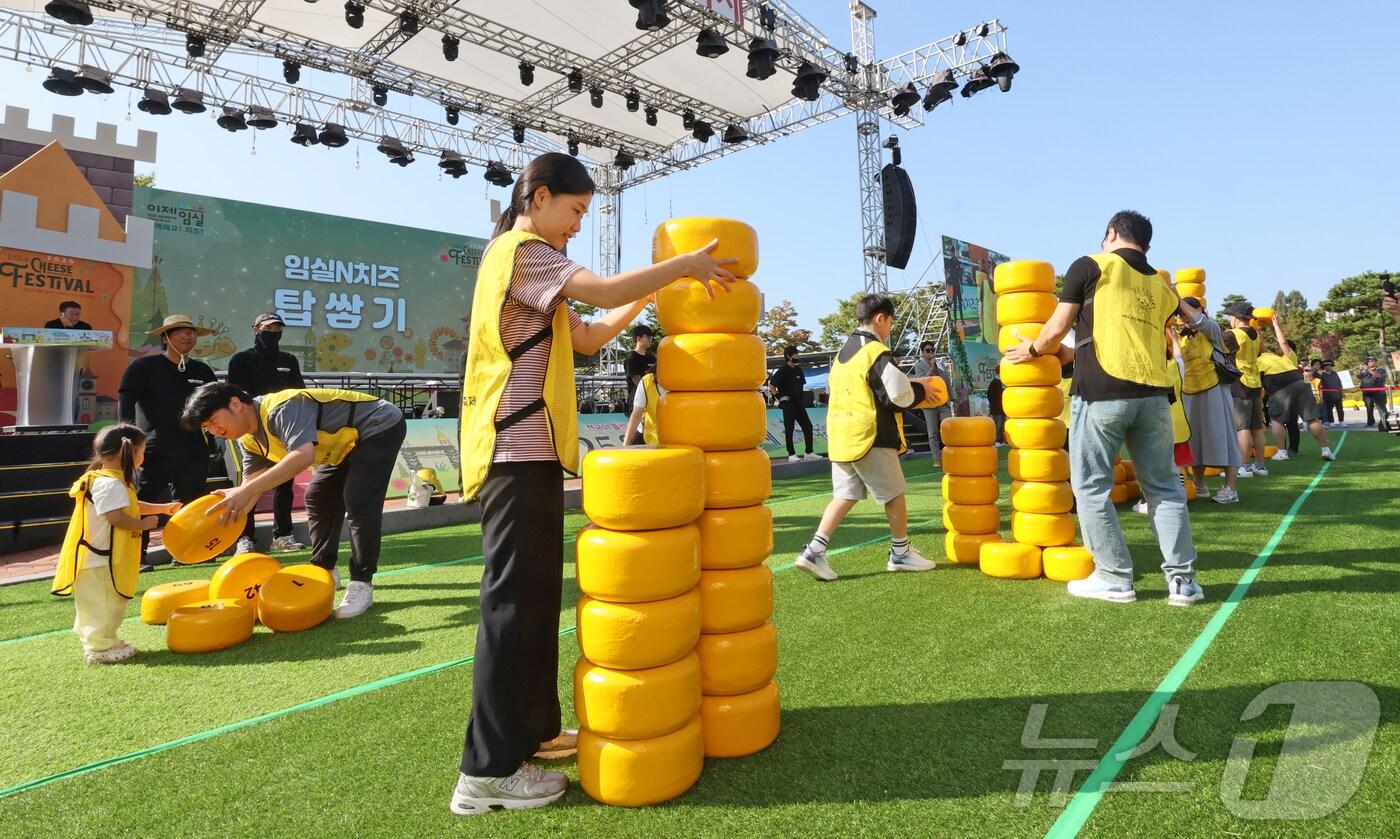 2025 임실N치즈축제가 한창인 지난 10일 전북 임실군 임실치즈테마파크를 찾은 관광객들이 체험프로그램을 하며 축제를 즐기고 있다. &#40;임실군청 제공. 재판매 및 DB 금지&#41; 2025.10.10/뉴스1 ⓒ News1 유경석 기자