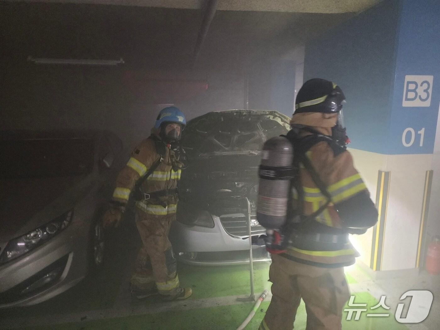 본문 이미지 - 10일 오후 3시 14분께 울산시 울주군 삼남읍의 한 오피스텔 지하주차장에 주차된 차량에서 원인 미상의 화재가 발생해 소방당국이 진화에 나섰다.(울산소방본부 제공. 재판매 및 DB금지)/뉴스1