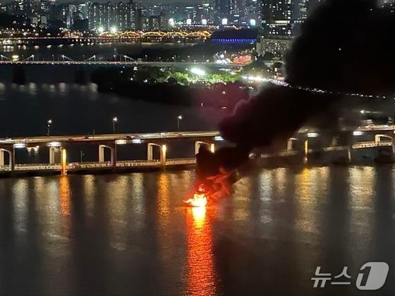 본문 이미지 - 지난 8월 8일 오후 서울 반포대교 인근 수상에 떠 있던 요트에서 화재가 발생해 소방당국이 진화에 나섰다. &#40;독자 제공&#41;