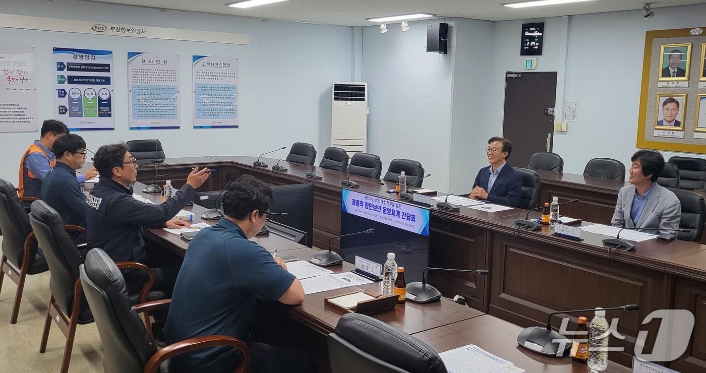 국가항만보안노동조합연맹은 10일 부산항보안공사에서 전재수 해양수산부 장관과 간담회를 개최하고 전국 항만보안체계 일원화, 제도 개선 방안을 논의하고 있다.&#40;항보연 제공. 재판매 및 DB금지&#41;